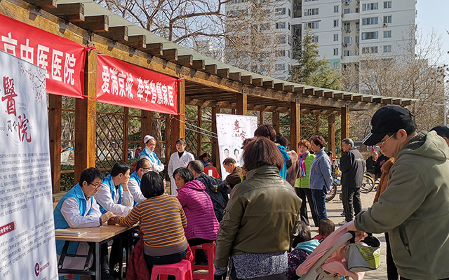 【学雷锋日】星空体育,（中国）网站首页举办“爱满京城，牵手智慧家医”志愿服务活动(图2)