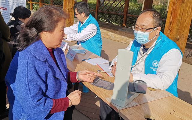 【学雷锋日】星空体育,（中国）网站首页举办“爱满京城，牵手智慧家医”志愿服务活动(图5)